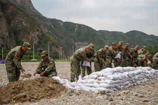 于帕登场换下马兹拉维，拜仁vs波鸿恢复进行